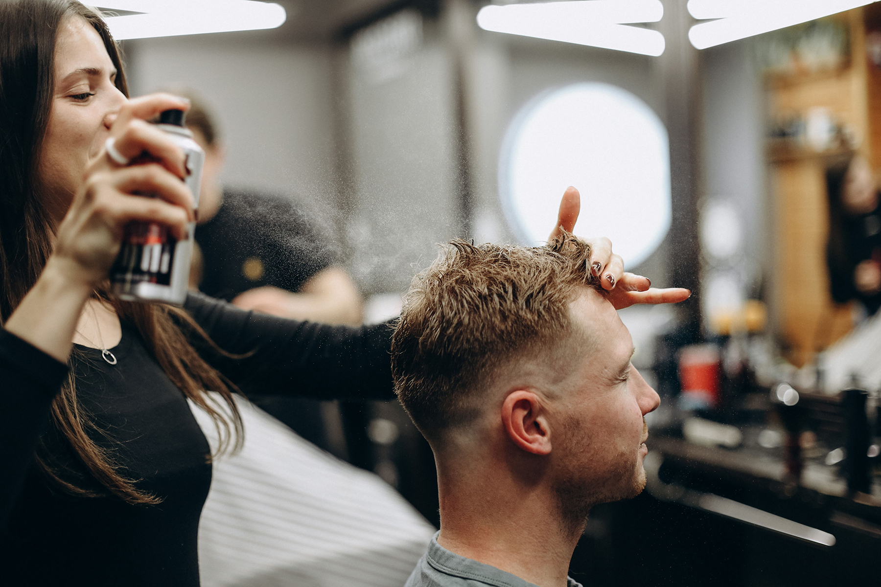 Stylizacja i układanie włosów męskich — Uppercut Deluxe Salt Spray Barber w salonie BRODSKI Warszawa Wilanów stylizuje klasyczną fryzurę męską przy użyciu soli morskiej Uppercut Deluxe.