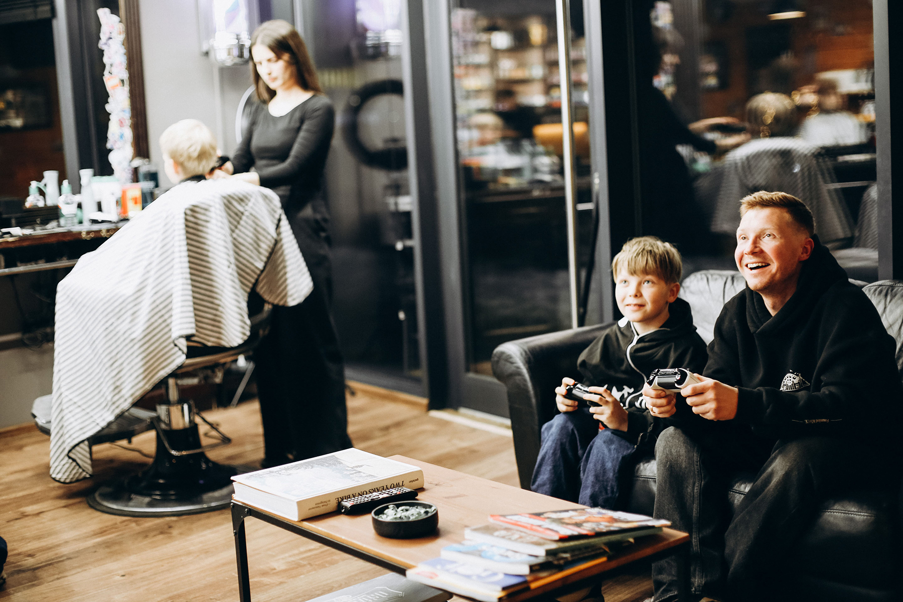 Wygodna poczekalnia z kawą i konsolą Xbox podczas pierwszej wizyty w BRODSKI Barbershop Wilanów
