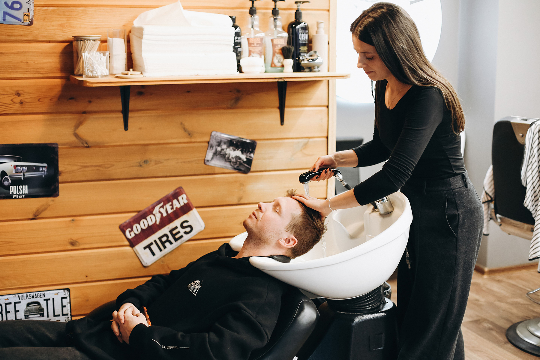 Komfortowe mycie włosów — Barber Wilanów Mycie włosów przed strzyżeniem w nowoczesnej myjni barberskiej BRODSKI w Miasteczku Wilanów.