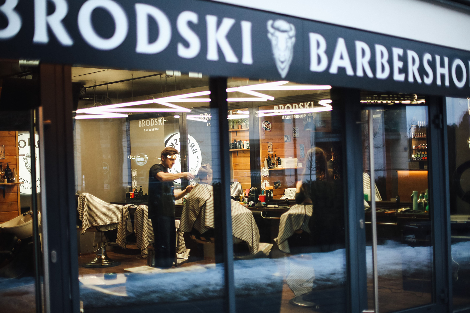 Witryna i szyld BRODSKI Barbershop przy ul. Klimczaka 6A w Miasteczku Wilanów