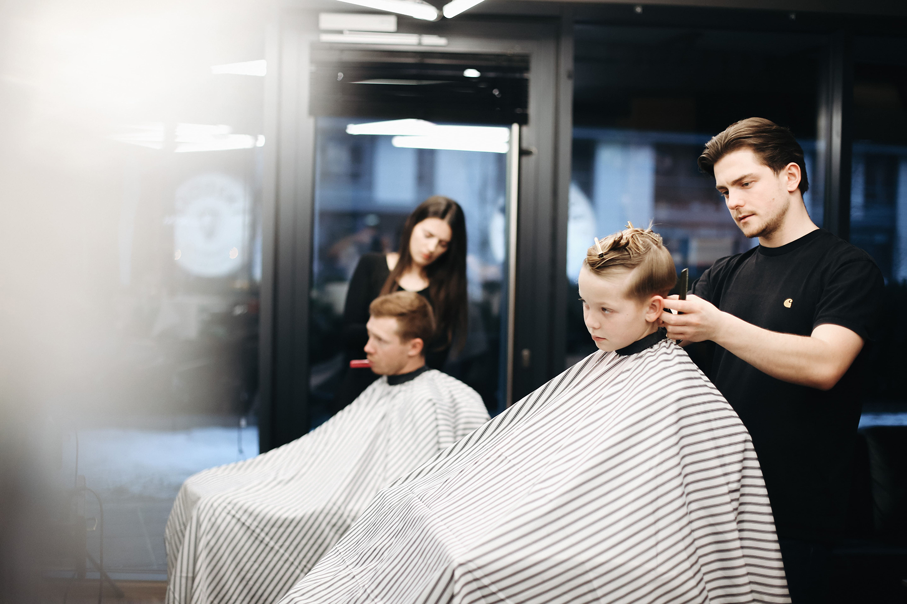 Ojciec i syn w fotelach barberskich w BRODSKI Barbershop Wilanów