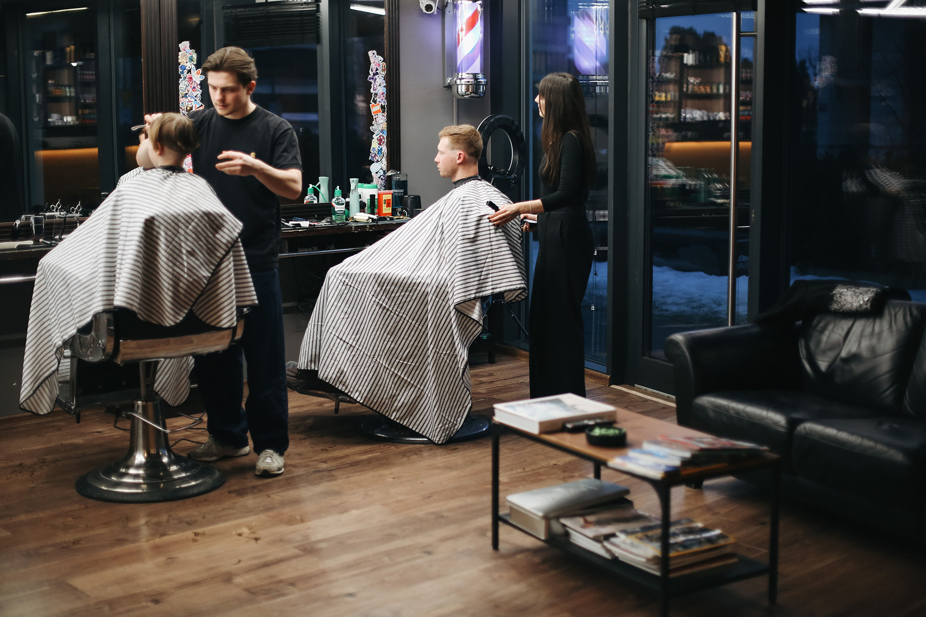 Klasyczne strzyżenie męskie nożyczkami i maszynką w salonie barberskim na Wilanowie.