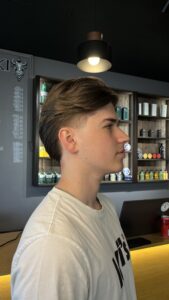 Klasyczna fryzura męska na długie włosy — slick back, barbershop BRODSKI Warszawa Wilanów