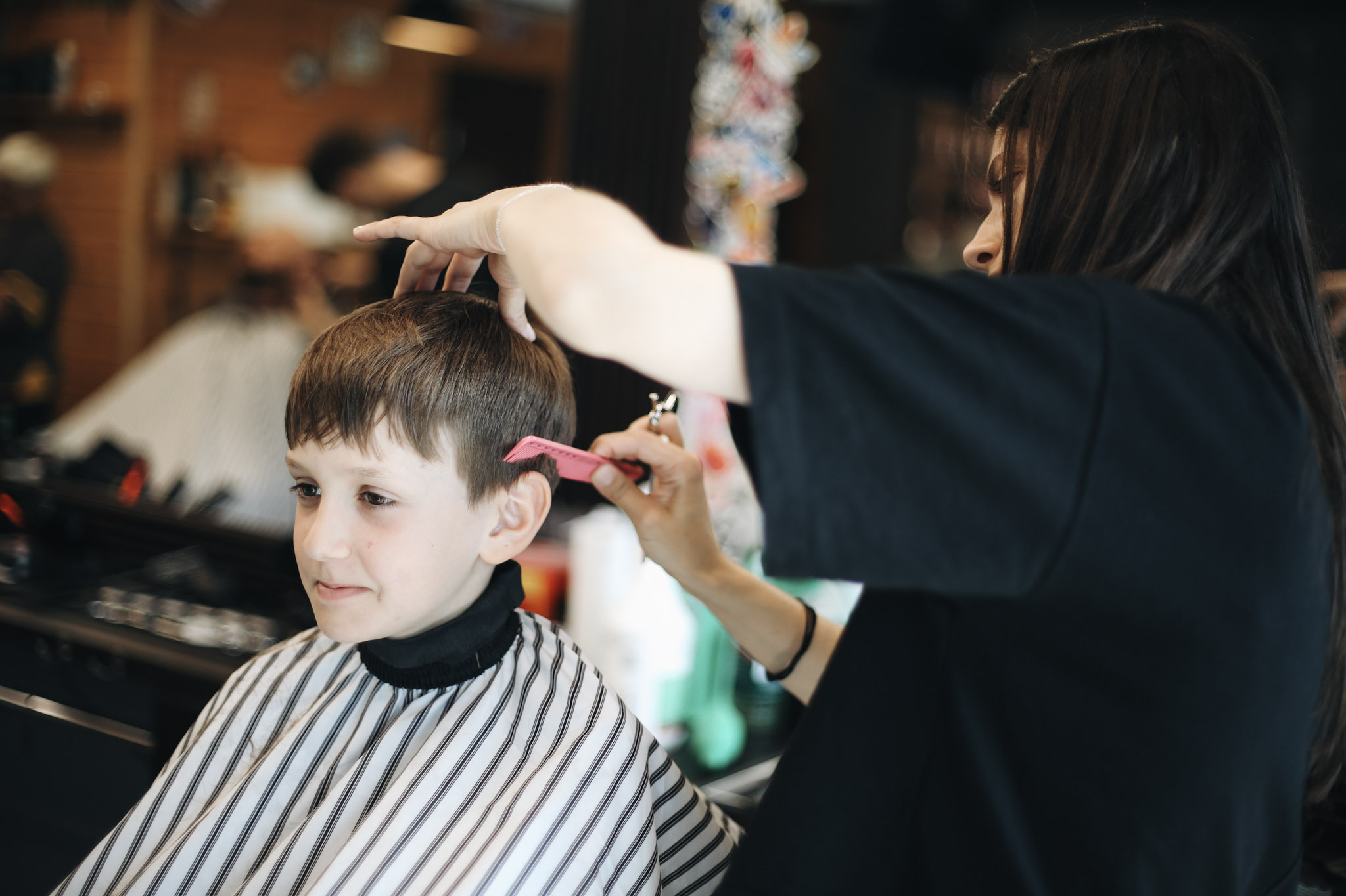 Barberka strzyże chłopca w BRODSKI Barbershop Wilanów — profesjonalne strzyżenie dziecięce dla chłopców w wieku 4–13 lat, Warszawa