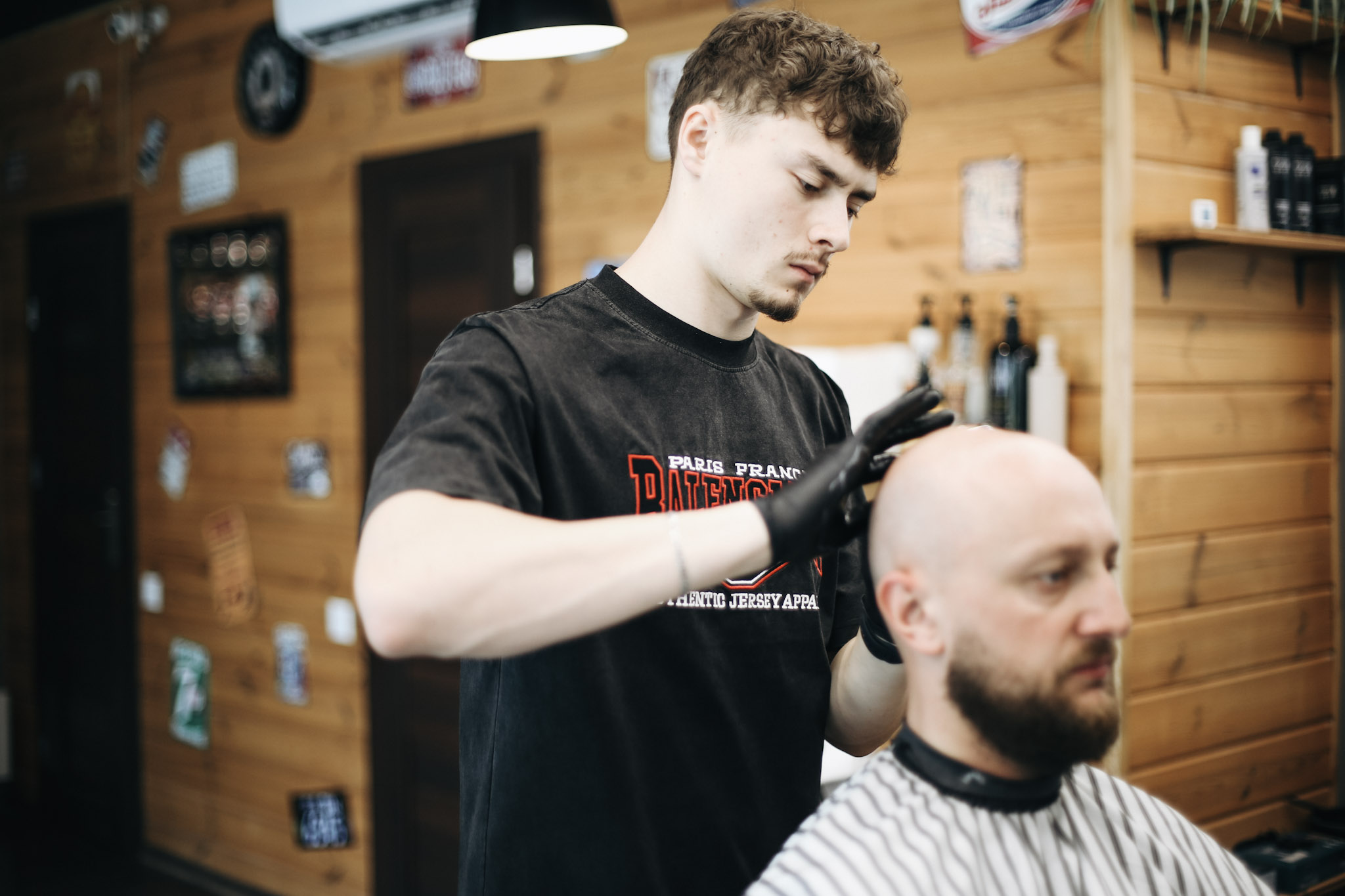 Barber strzyże głowę maszynką na krótko w BRODSKI Barbershop Wilanów — precyzyjne strzyżenie maszynką 0–3 mm, Warszawa