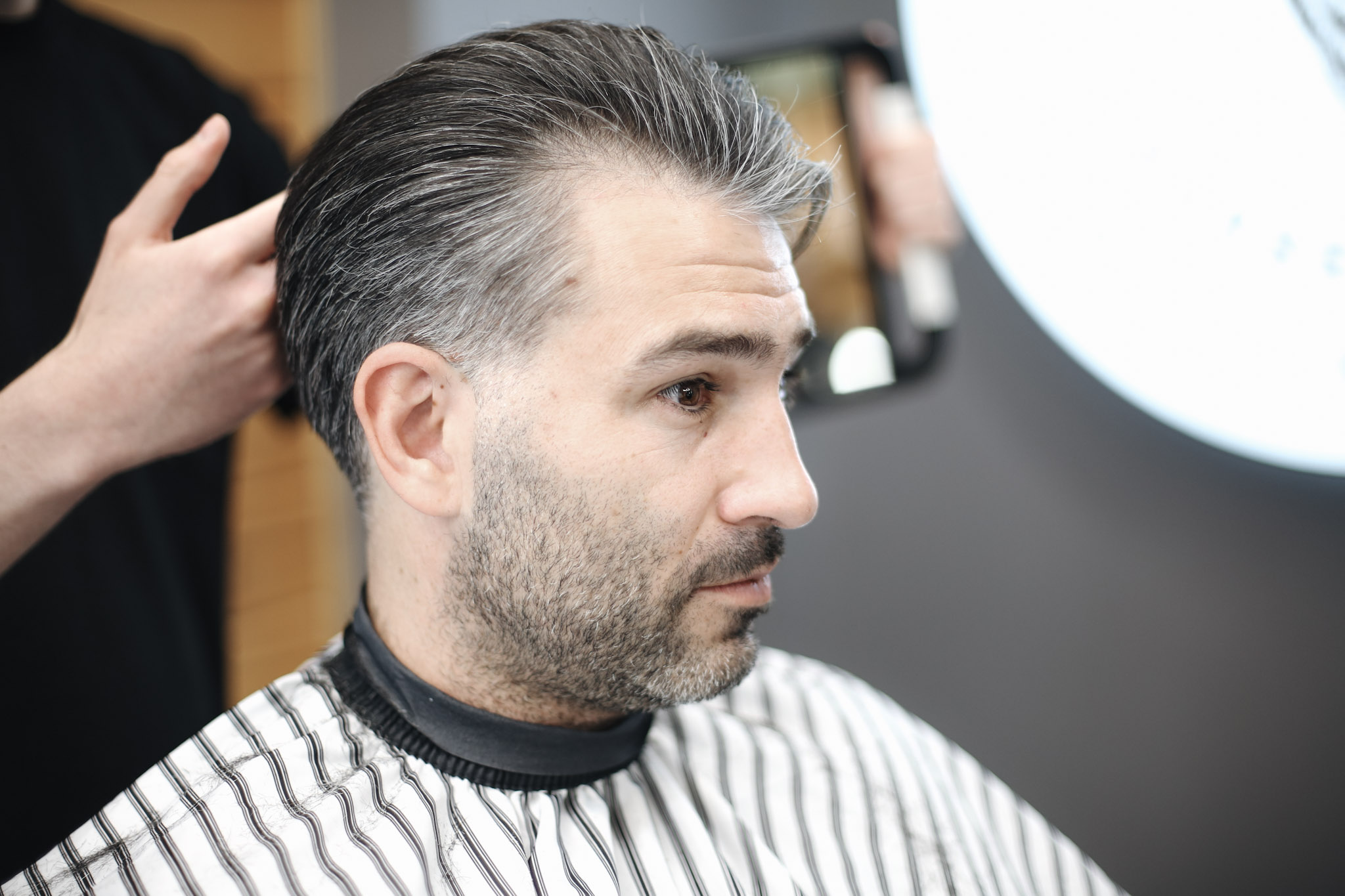 Efekt układania włosów w BRODSKI Barbershop Wilanów – slick back na włosach siwiejących