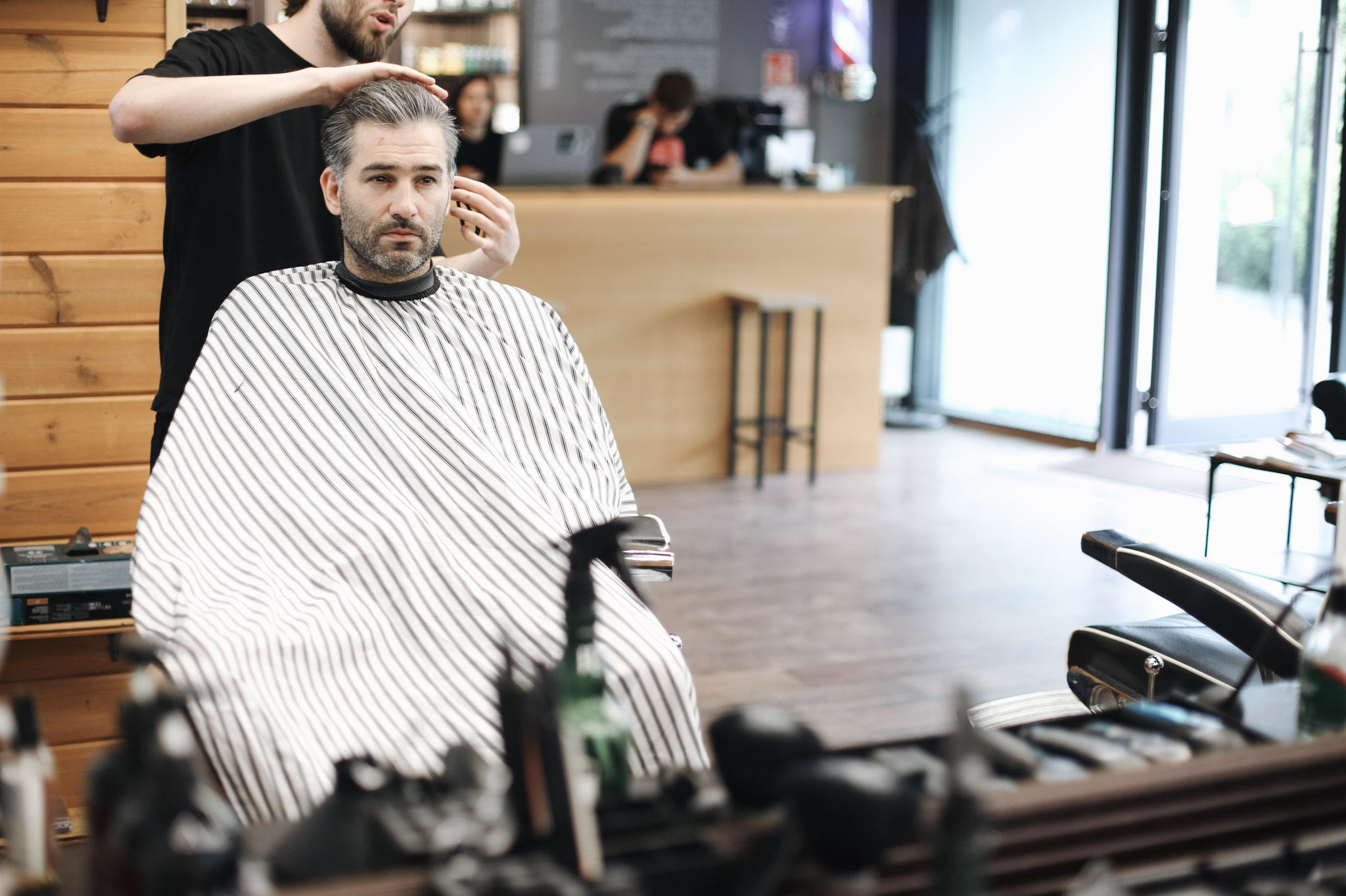 Układanie włosów męskich w BRODSKI Barbershop Wilanów – barber wykańcza fryzurę