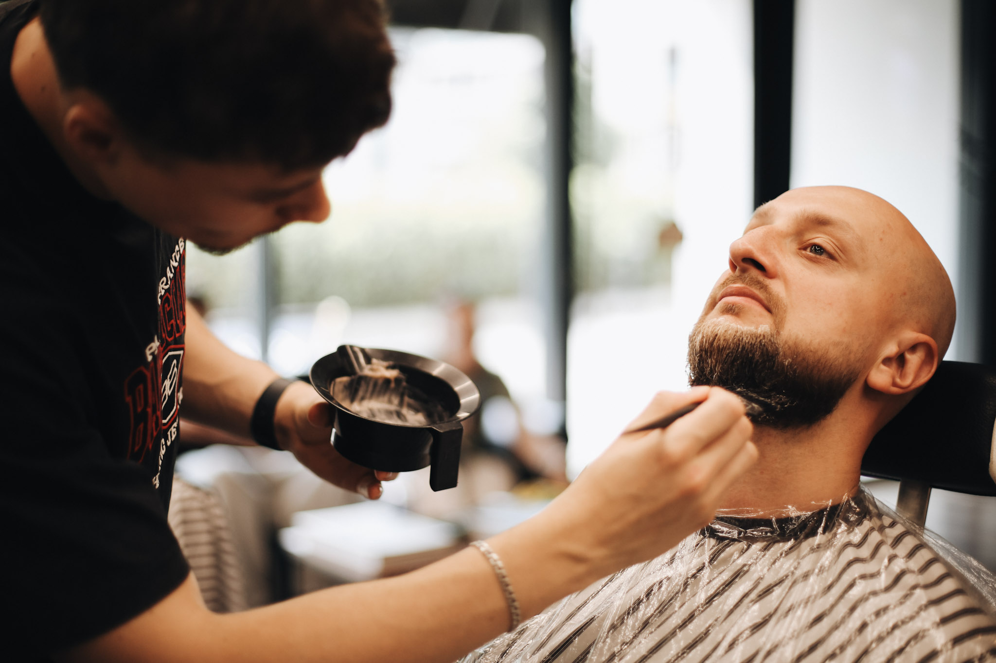 Cover brody — odsiwianie zarostu u mężczyzny w BRODSKI Barbershop Wilanów