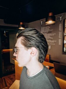 Długie włosy męskie po strzyżeniu — efekt slick back, BRODSKI Barbershop Wilanów
