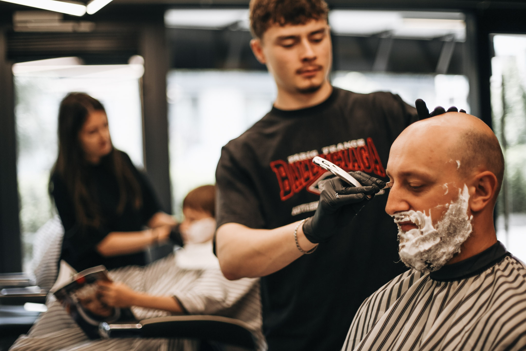 Barber goli brodę na gładko brzytwą w BRODSKI Barbershop Wilanów — precyzyjne golenie twarzy brzytwą w Warszawie, cena 130 zł