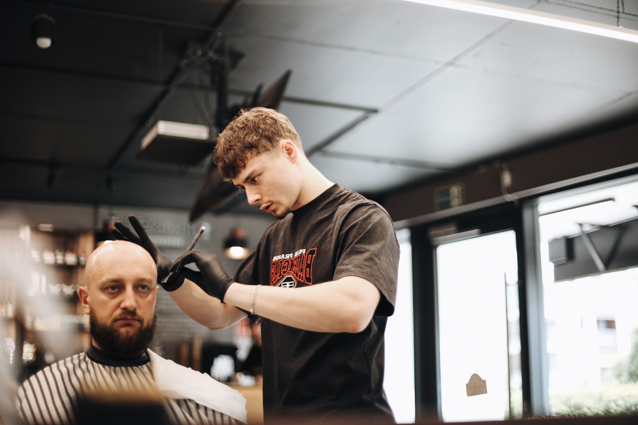 Barber goli głowę na gładko brzytwą w BRODSKI Barbershop — królewskie golenie głowy w Warszawie Wilanów, cena 130 zł