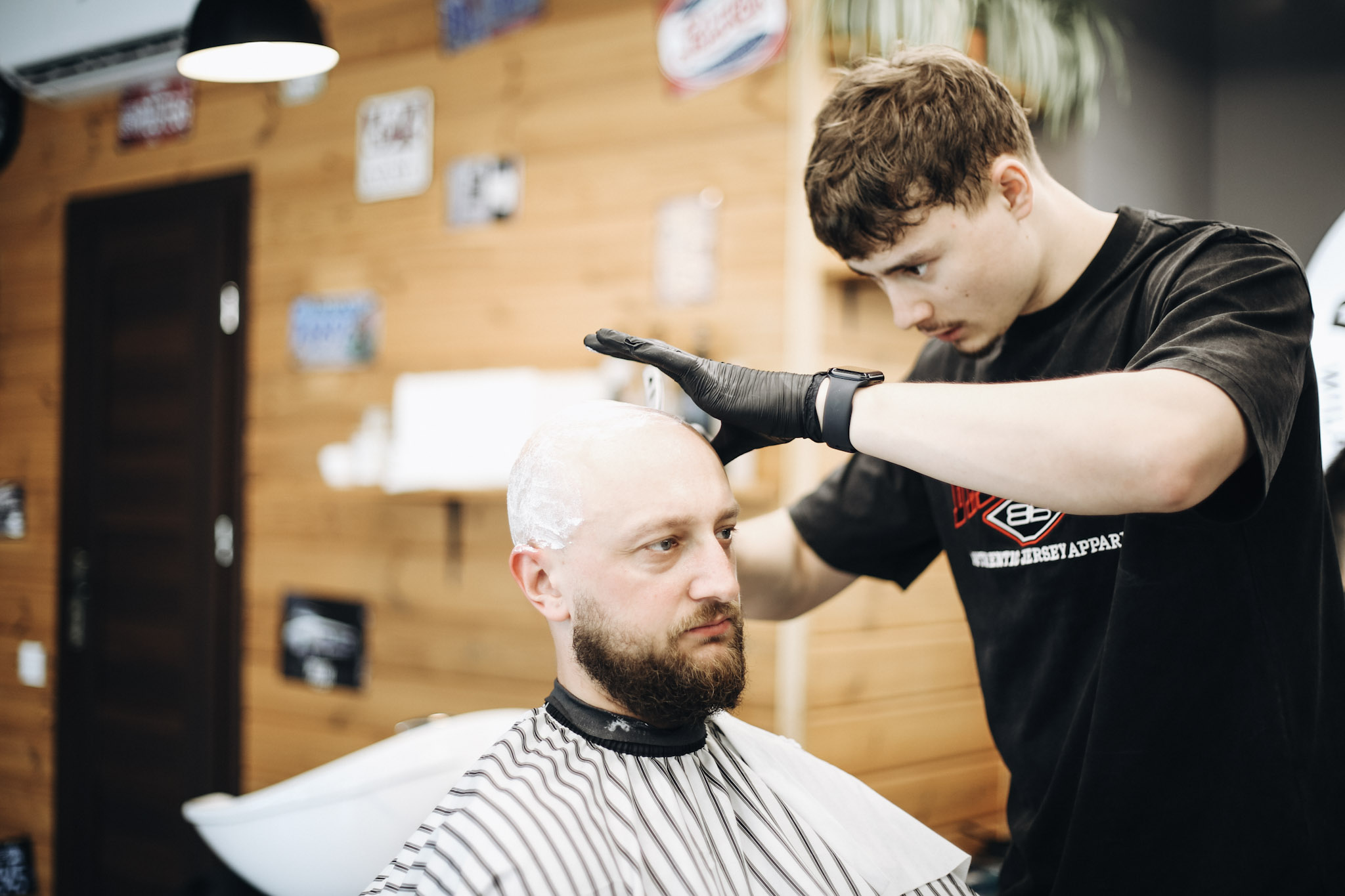 Barber przygotowuje głowę klienta przed strzyżeniem maszynką 0–3 mm w BRODSKI Barbershop Wilanów — usługa Łyse combo