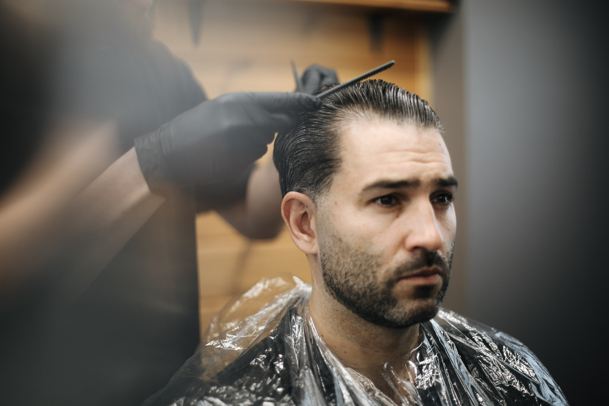 Nakładanie tonera cover na głowę mężczyzny — odsiwianie włosów w barbershopie Warszawa