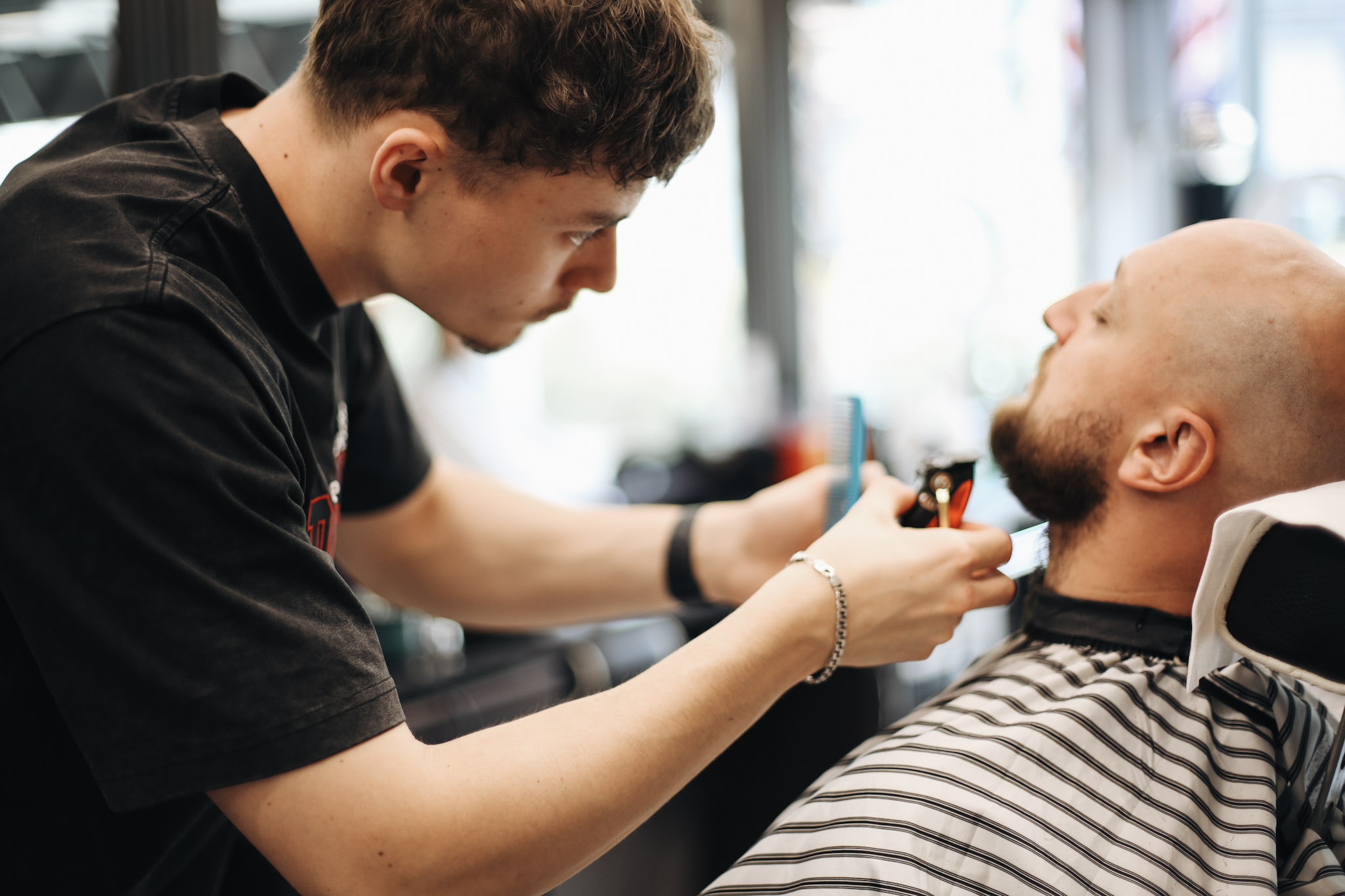 Barber strzyże brodę trymerem – BRODSKI Barbershop Wilanów, Warszawa