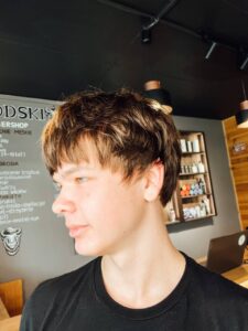 Teksturowane strzyżenie długich włosów — french crop z fringe, BRODSKI Barbershop Wilanów