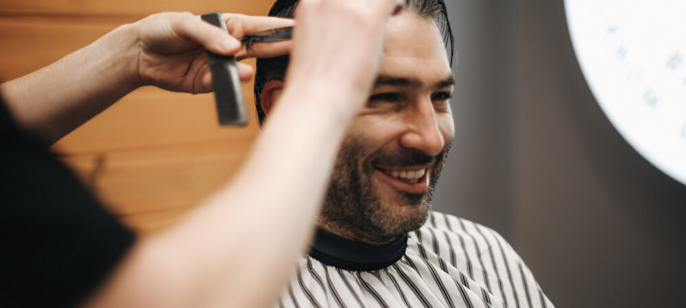 Barber rozmawia z klientem o wybranej fryzurze przed pierwszą wizytą — BRODSKI Barbershop Wilanów
