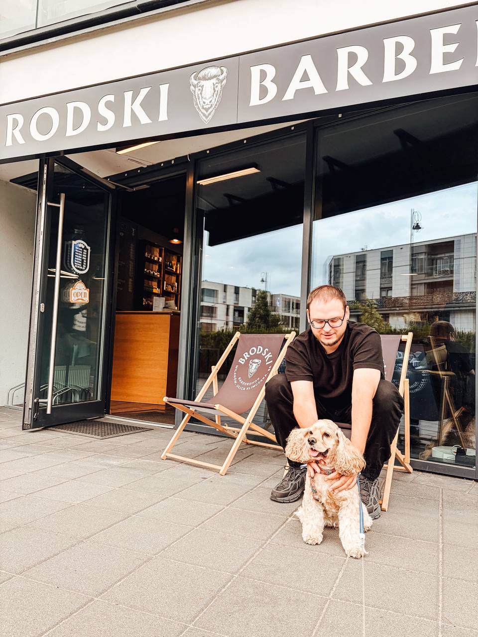 Barber przyjazny psom w Wilanowie — barber BRODSKI z psem przed salonem