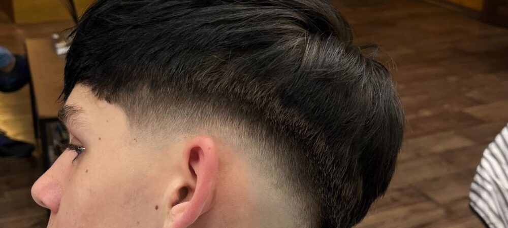 Skin fade wykonany przez barbera w BRODSKI Barbershop Wilanów – efekt precyzyjnego przejścia