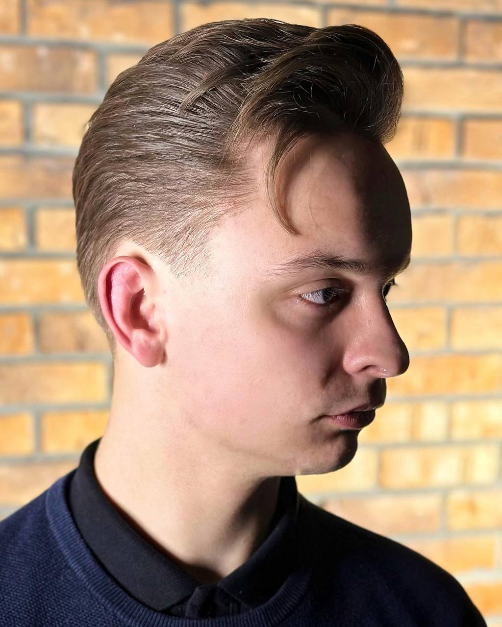 Modern pompadour haircut, fade detail, by barber Alex at BRODSKI Barbershop Wilanów, Warszawa
