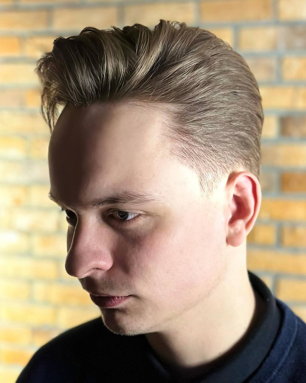 Modern pompadour haircut, profile view, by barber Alex at BRODSKI Barbershop Wilanów, Warszawa