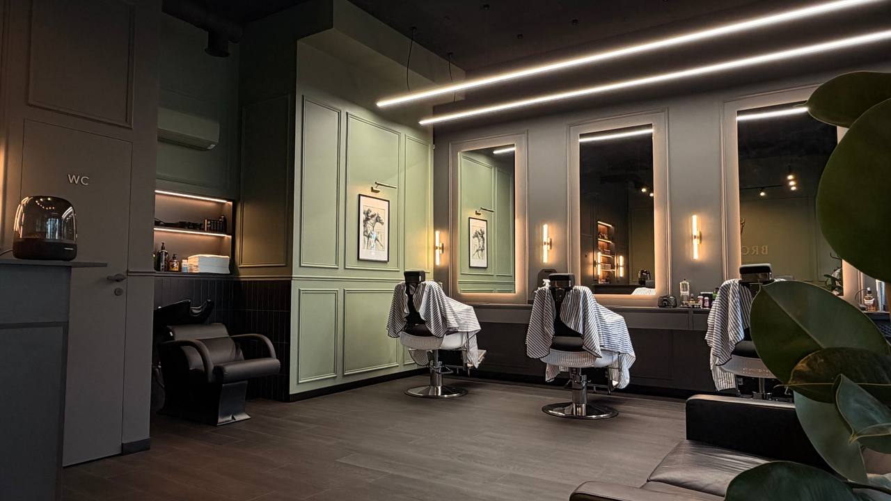 Wnętrze BRODSKI Barbershop przy Al. Rzeczypospolitej 12 w Wilanowie – salon w stylu lounge