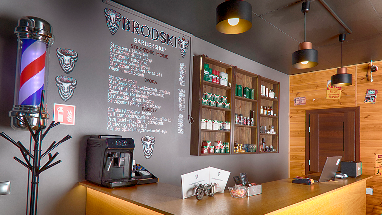 Recepcja BRODSKI Barbershop przy ul. Klimczaka 6A w Wilanowie z cennikiem na ścianie