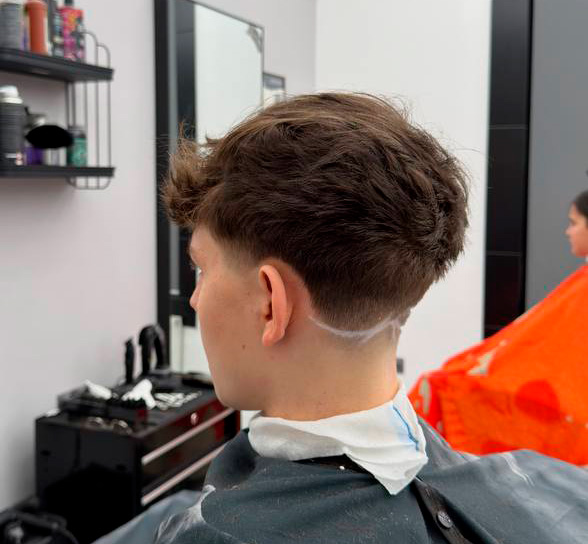 Fryzura dla nastolatka – teksturowany crop z grzywką, taper i mały wzór za uchem – Łukasz, barber BRODSKI, Wilanów