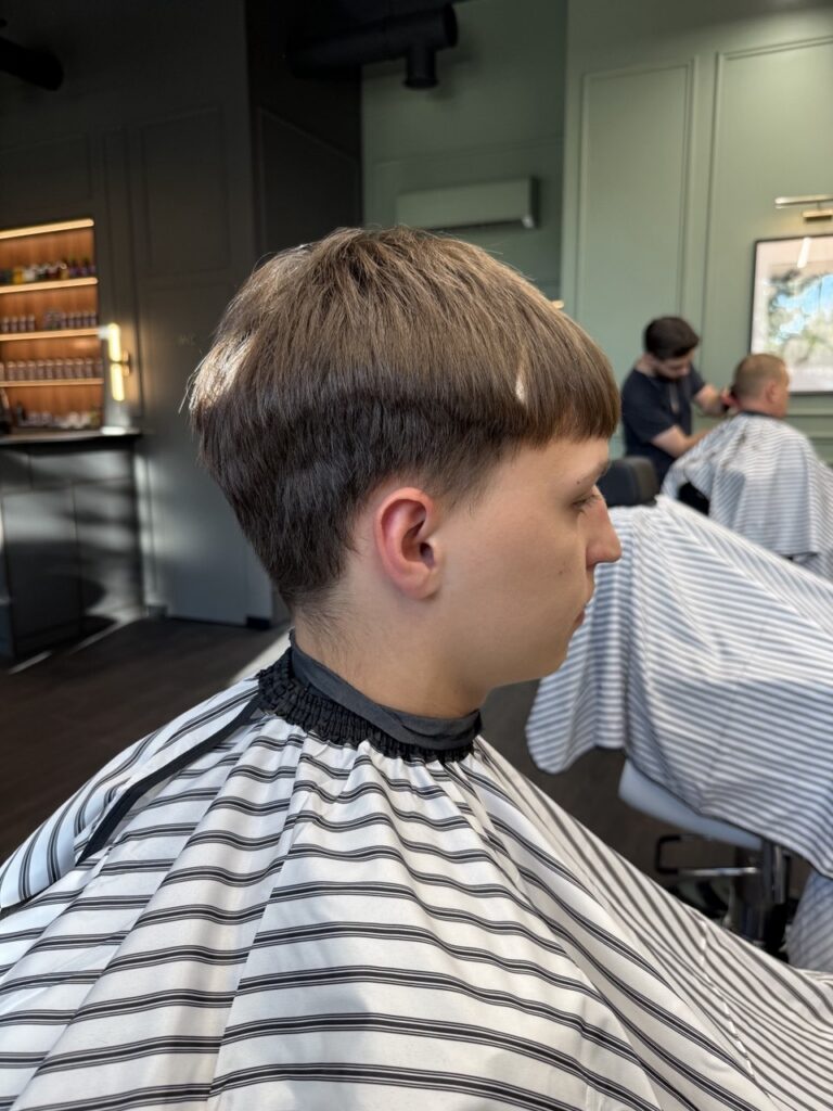 Grown-out men’s haircut before textured crop with low taper, profile view, BRODSKI Barbershop Wilanów, Warszawa