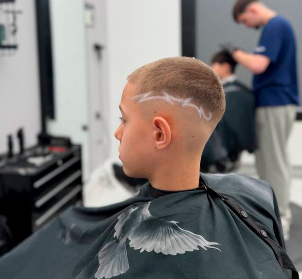 Wzór na włosach wygolony nad uchem, krótka fryzura ze skin fade dla chłopca – Łukasz, barber BRODSKI, Wilanów